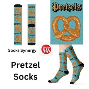 Peut inclure: Une paire de chaussettes bleues avec un motif de bretzel. Les chaussettes ont le mot "Pretzels" imprimé dessus en noir. Les chaussettes sont sur un fond blanc.