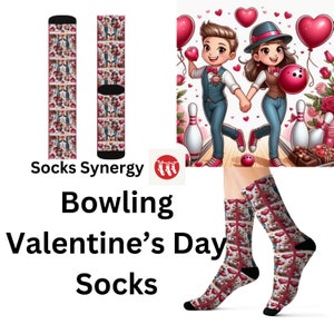 Puede incluir: Calcetines de San Valentín con temática de bolos. Los calcetines presentan un patrón repetido de una pareja jugando a los bolos, corazones y regalos. La imagen también incluye una ilustración de dibujos animados de una pareja jugando a los bolos y el texto "Socks Synergy Bowling Valentine's Day Socks."