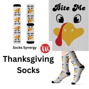 Puede incluir: Un par de calcetines blancos con un diseño de pavo y el texto "Bite Me" repetido en los calcetines. El diseño del pavo presenta una barba roja y plumas amarillas. Los calcetines se muestran sobre un fondo blanco.
