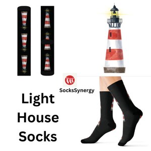 Może przedstawiać: Czarne skarpetki z motywem latarni morskiej. Skarpetki mają powtarzający się wzór czerwono-białych latarni morskich, z pojedynczym obrazem latarni morskiej na nodze. Napis "Light House Socks" jest wyświetlany czarnym tekstem.