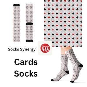 Può includere: Calzini bianchi con un motivo di carte da gioco con cuori rossi, picche nere, quadri e fiori. I calzini hanno talloni e dita nere. Sono visibili anche le parole "Socks Synergy" e "Cards Socks".