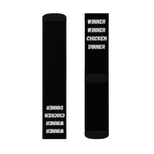 Könnte beinhalten: Ein Paar schwarze Socken mit dem Aufdruck "WINNER WINNER CHICKEN DINNER" in weiß.
