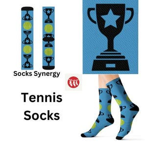 Op de afbeelding: Blauwe tennissokken met een herhaald patroon van tennisballen, trofeeën en sterren. De sokken worden aan de voeten van een persoon gedragen. De tekst "Tennis Socks" is in het zwart gedrukt.