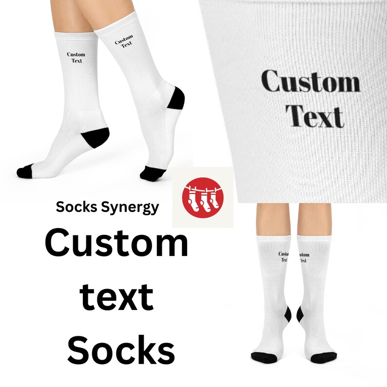 以下が含まれることがあります： 黒のトリムが付いた白いクルーソックスで、"Custom Text"という文字が印刷されています。ソックスはモデルの足に履いており、物干しロープに掛けられています。