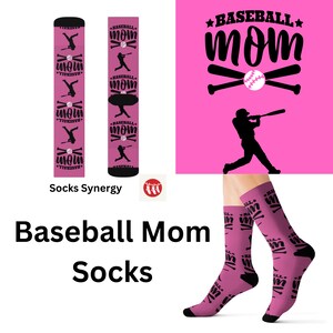 Può includere: Calzini rosa con la scritta "Baseball Mom" e grafica a tema baseball in nero. Il design include mazze da baseball e una silhouette di giocatore. I calzini sono mostrati su sfondo rosa.