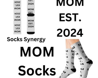 Maman est. 2024 Chaussettes personnalisées famille amusantes cool cadeau tendance présent vacances motif femme nom date fête des mères annonce de grossesse