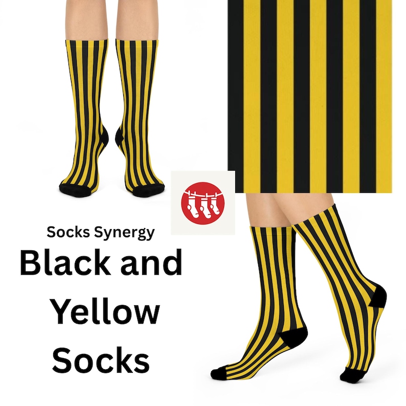 Pode incluir: Um par de meias listradas pretas e amarelas. As meias s&atilde;o mostradas nas pernas de uma modelo. O texto "Socks Synergy Black and Yellow Socks" &eacute; exibido abaixo da imagem.
