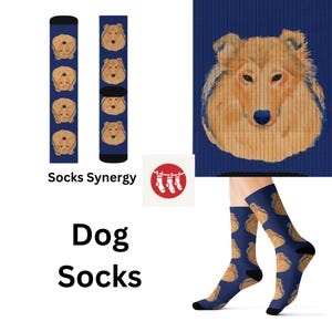 Puede incluir: Calcetines azules para perros con un patrón repetido de la cara de un perro. Los calcetines son hasta la rodilla y tienen puños y punteras negros. También se ve el texto "Socks Synergy" y "Dog Socks".