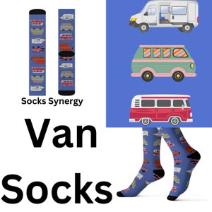 Peut inclure: Chaussettes bleues avec des illustrations de différents vans. Les chaussettes présentent un motif répété de vans de différentes couleurs. Les mots "Socks Synergy" sont imprimés à gauche. Les mots "Van Socks" sont imprimés en grandes lettres noires.