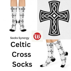 Puede incluir: Calcetines blancos con un patrón de cruz celta negra. Los calcetines se muestran en los pies de una modelo. El texto "Socks Synergy Celtic Cross Socks" se muestra debajo de la imagen.