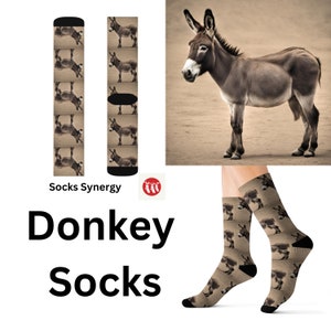 以下が含まれることがあります： 茶色のロバが繰り返し描かれた柄の靴下2足。靴下はモデルの足に履かされています。画像には「Socks Synergy」と「Donkey Socks」の文字も表示されています。