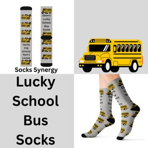 Può includere: Calzini grigi con grafica di autobus scolastico giallo e la scritta "Dave's Lucky School Bus Socks". I calzini presentano anche la scritta "Socks Synergy". Viene mostrata anche un'illustrazione di un autobus scolastico giallo.