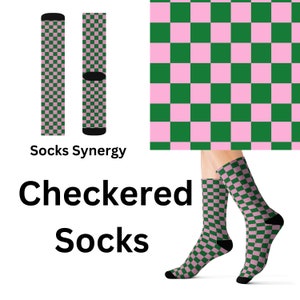 Könnte beinhalten: Grün-rosa karierte Socken. Das Bild zeigt die Socken an den Beinen einer Person, eine Draufsicht und eine Nahaufnahme des Musters. Der Text "Checkered Socks" und "Socks Synergy" sind ebenfalls sichtbar.