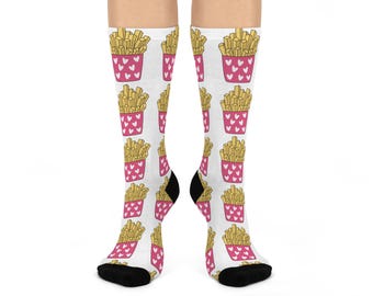 Puede incluir: Calcetines blancos con un patrón repetido de contenedores en forma de corazón rosa y blanco llenos de papas fritas amarillas.
