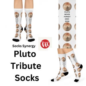 Può includere: Calzini bianchi tributo a Plutone con un motivo ripetuto di Plutone e la scritta "PLUTO NEVER FORGET 1930-2006". I calzini hanno talloni e punte neri. Sono visibili anche le parole "Socks Synergy" e "Pluto Tribute Socks".