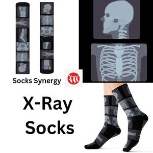 Puede incluir: Un par de calcetines negros con una imagen de rayos X de un esqueleto impresa en ellos. Los calcetines se muestran en los pies de un modelo. La imagen también incluye una imagen más pequeña de un esqueleto con el texto "Socks Synergy" y una imagen de rayos X de un torso humano.