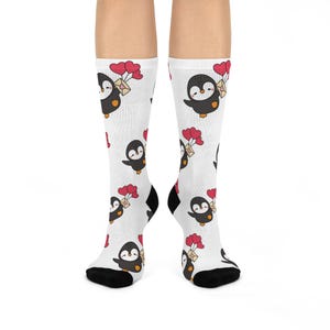 Adorables chaussettes ras du cou pingouin avec ballons coeurs, parfaites pour la Saint-Valentin, cadeau pour les amoureux des animaux, chaussettes fantaisie confortables, mode mignonne