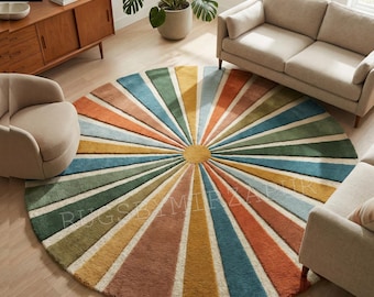 Può includere: Un tappeto rotondo con un design a raggiera. Il tappeto presenta un cerchio centrale giallo con strisce radiali nei toni del blu, verde, arancione e marrone. Il tappeto è posizionato in un soggiorno con mobili e una pianta in vaso.