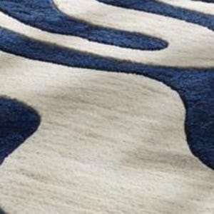 Contemporary navy and ivory wool rug featuring wave-inspired abstract design, hand-tufted by Rugs By Mirzapur. The thick pile and sculpted texture add depth and comfort. Perfect for modern interiors, this rug delivers luxury, warmth, and an organic artistic look.