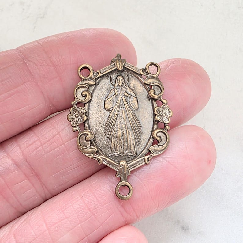 Divine Mercy, Jesus I Trust in You, Heirloom Bronze Rosary Center, Saint Faustina French Antique Replica Catholic Medal imagen 4