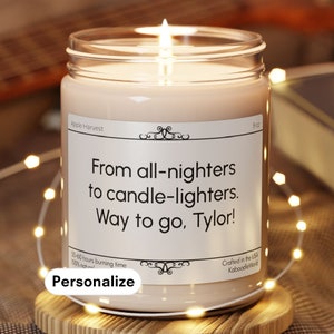 Humor Abschlussgeschenk mit Personalisierung für Studenten Gag Bachelor Individuelles Geschenk Lustiges College-Geschenk Individuelles Geschenk Lustige Kerze