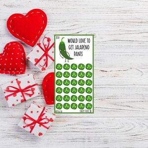 Könnte beinhalten: Eine druckbare Valentinstagskarte mit einer Cartoon-Jalapeño-Pfeffer und dem Text "Ich würde gerne Jalapeño-Hosen haben". Die Karte hat ein Raster mit 30 Jalapeño-Pfeffer-Scheiben, die jeweils 1 € kosten. Der Gesamtpreis beträgt 30 €.