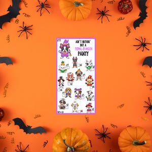 Könnte beinhalten: Eine rosa und violette Karte mit dem Text "Ain't nothin' but a howl-o-ween pawty" und einem Raster mit 16 Bildern von Hunden in Halloween-Kostümen. Die Karte ist von schwarzen Fledermäusen, Spinnen und orangefarbenen Kürbissen auf orangefarbenem Hintergrund umgeben.
