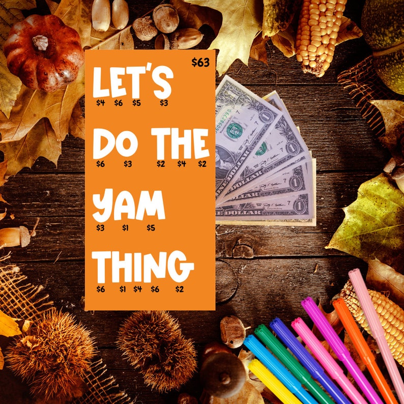 Op de afbeelding: Oranje kaart met de tekst "LET'S DO THE YAM THING" met dollarbedragen naast elk woord. De kaart is omringd door herfstdecoraties, waaronder eikels, bladeren, ma&iuml;s en pompoenen.