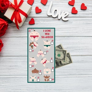 Könnte beinhalten: Eine Spielkarte mit grünem Hintergrund und einem Cartoon-Sumo-Ringer auf jeder Karte. Die Karte hat den Text "I Love You Su-Moch" und Dollarbeträge neben jedem Ringer.