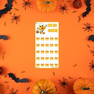 Könnte beinhalten: Eine Bogen mit 50 Halloween-Stickern mit einem Cartoon-Mais-Charakter mit dem Text "Me So Corny". Die Sticker sind gelb, orange und weiß und in einem Raster angeordnet.