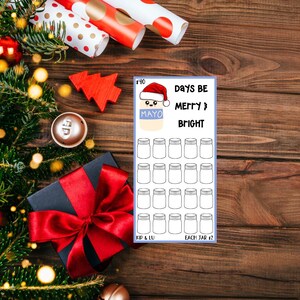 Può includere: Un calendario dell'avvento stampabile con 24 barattoli di vetro e un simpatico cartone animato di un barattolo di maionese con un cappello di Babbo Natale. Il testo recita "Days Be Merry & Bright", "Kip & Lu" e "Each Jar $2".