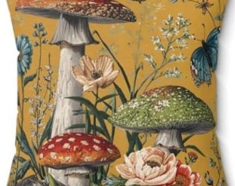 Almofada decorativa com estampa de cogumelos e flores silvestres, estilo cottagecore.