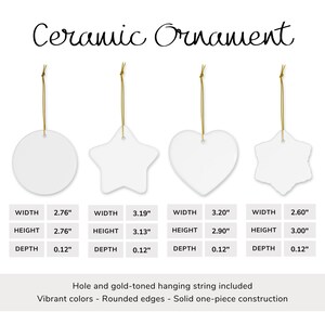 Pu&ograve; includere: Ornamenti in ceramica bianchi a forma di cerchio, stella, cuore e fiocco di neve, ciascuno con un cordino dorato. Le dimensioni sono fornite per ogni forma. Il testo "Ceramic Ornament" &egrave; scritto in alto.