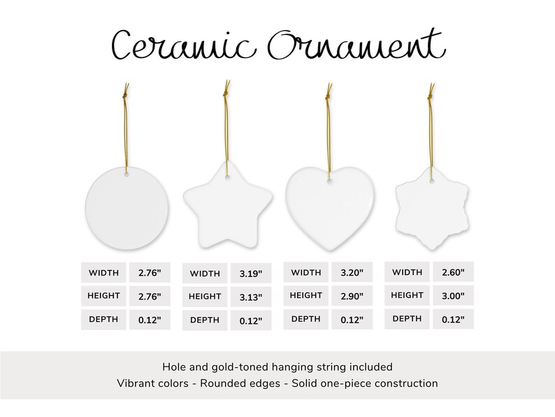 Pu&ograve; includere: Ornamenti in ceramica bianchi a forma di cerchio, stella, cuore e fiocco di neve, ciascuno con un cordino dorato. Le dimensioni sono fornite per ogni forma. Il testo "Ceramic Ornament" &egrave; scritto in alto.