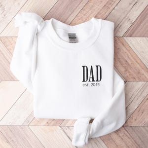 Custom Embroidered Sweatshirt, Daddy Est Year Shirt, Gift For New Dad, Father&#39;s Day Gift, Personalized dad sweatshirt, embroidered dad shirt