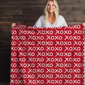 xoxo blanket, Valentine blanket, gift for her, baby blanket, kids blanket, gift for her, mom gift, Christmas gift, kids Velveteen Blanket