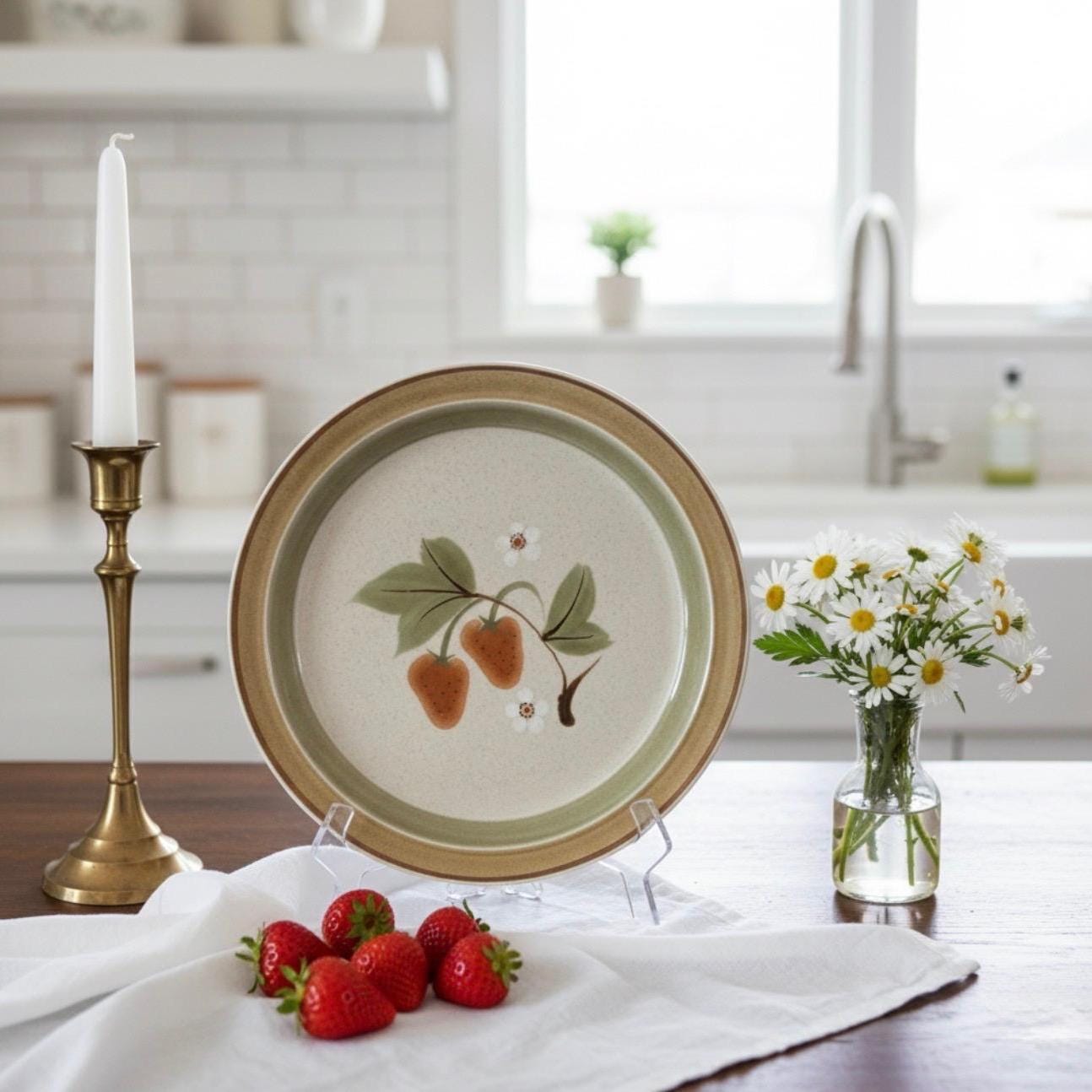  WILD STRAWBERRY 皿 Vintage Wild Strawberry Chop Plate: Premiere Potterscraft Serving