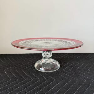 Vintage Ruby‑Flashed Glass Cake Stand for Romantic Weddings and Timeless Celebration Displays
