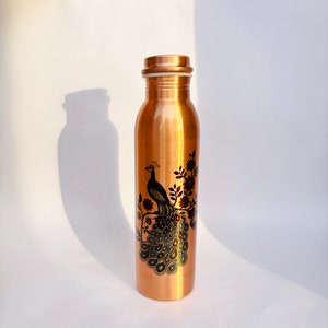 Koperen designfles met pauwprint 1 liter| Lekvrij | Handgemaakte 100% puur koperen fles | Ayurveda-voordelen| Gratis expreslevering