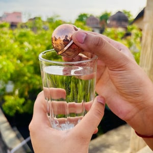 Pode incluir: Um conjunto de três canecas de cerâmica com acabamento manchado e fosco. As canecas são em tons de creme, cinza claro e cinza escuro. Cada caneca tem um design simples e minimalista.