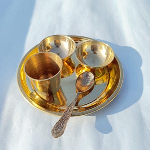 5-delige set Bhog Small Thali | Zuiver messing thali | Messing thali | Lepel | 2 kommen | Glas | Pooja Thali-set | Express-gratis verzending