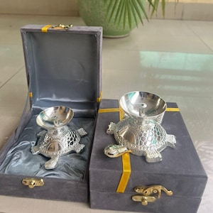 Silber Schildkröte Deepam mit Geschenkbox, reinem Silber, Hochzeitsbevorzugung, Massengeschenk-Rückgabegeschenk, religiöses Geschenk, kostenlose Lieferung, Öllampe