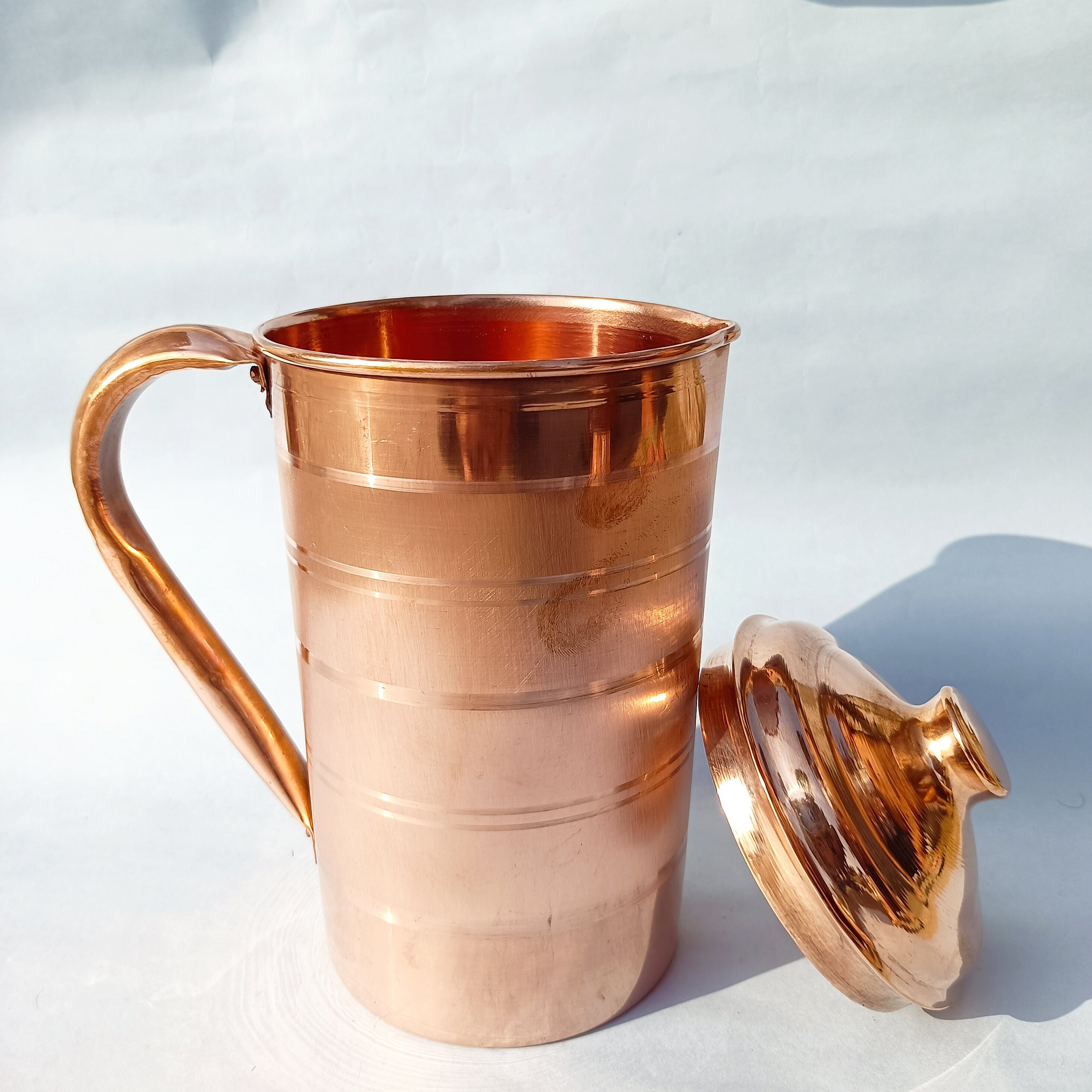 Jarra hecha a mano en cobre mango de hierro. Jug handmade copper iron