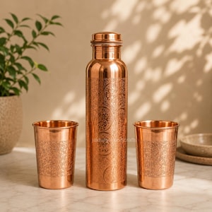 Juego de botella de agua de cobre puro con 2 vasos / Botella de cobre grabada a mano / Vasos y tazas ayurvédicas Tamba / Set de regalo para el bienestar
