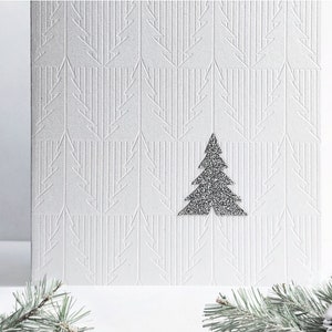 Tarjeta navideña minimalista moderna. Tarjeta navideña blanca para las fiestas de invierno. Tarjeta de felicitación en relieve.