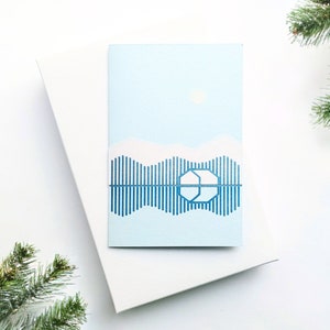 Eenvoudige wenskaart voor berglandschap. Moderne kerstkaart. Minimalistische kerstkaart.