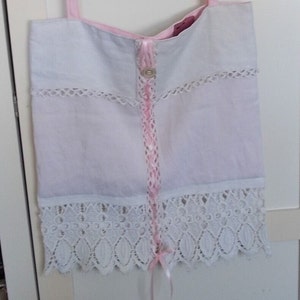 Eine Umhängetasche/Tragetasche aus recyceltem Vintage-Leinen mit Häkelspitze, eine einzigartige, handgefertigte, hübsche Tasche für besondere Anlässe.