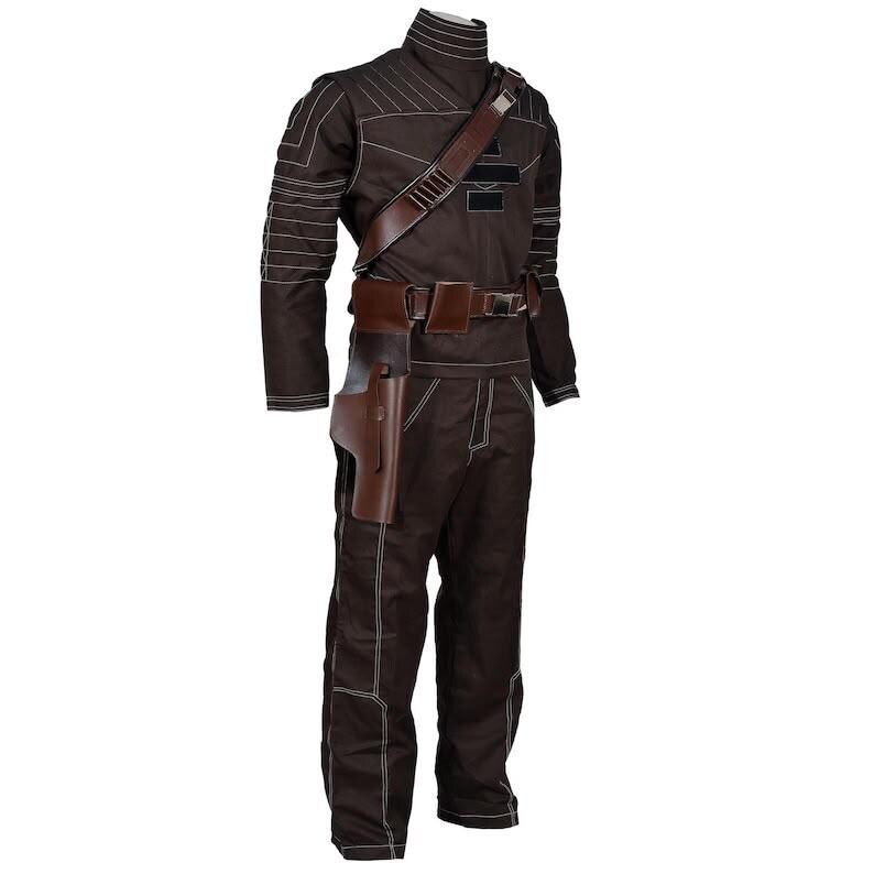 Op de afbeelding: Een donkerbruine jumpsuit met lange mouwen, een hoge kraag en witte contraststiksels. De outfit bevat een bruine schouderband in lederlook en een bijpassende riem met een holster aan de rechterkant.