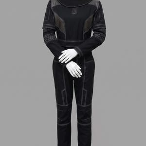 Peut inclure: Combinaison noire avec des d&eacute;tails de couture blancs, pr&eacute;sent&eacute;e sur un mannequin. La tenue pr&eacute;sente un col montant, des empi&egrave;cements aux &eacute;paules et des motifs g&eacute;om&eacute;triques sur les manches. Le pantalon a des empi&egrave;cements aux genoux et des coutures blanches.