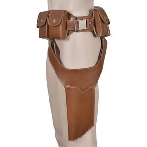Puede incluir: Un cintur&oacute;n de cuero marr&oacute;n con m&uacute;ltiples bolsas y una funda adjunta. El cintur&oacute;n tiene una hebilla plateada y se lleva en la cintura.